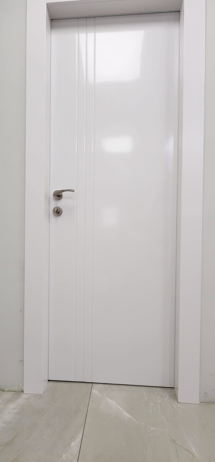 דלת פנים לבנה עם חריצים אנכיים